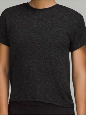 Lululemon Train to Be seamless short sleeve tee